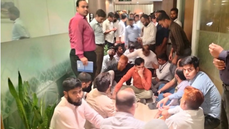 অর্থ উপদেষ্টার অফিস কক্ষে কর্মকর্তা-কর্মচারীদের অব...