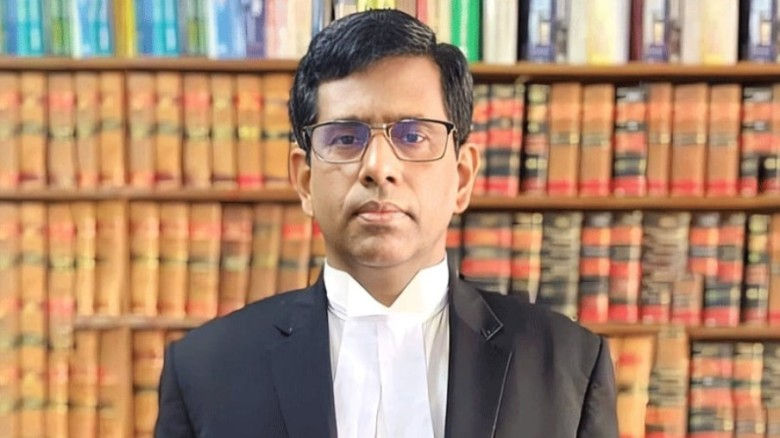 পদত্যাগ করতে ৫ আগস্ট শেখ হাসিনার পা ধরেছিলেন শেখ র...