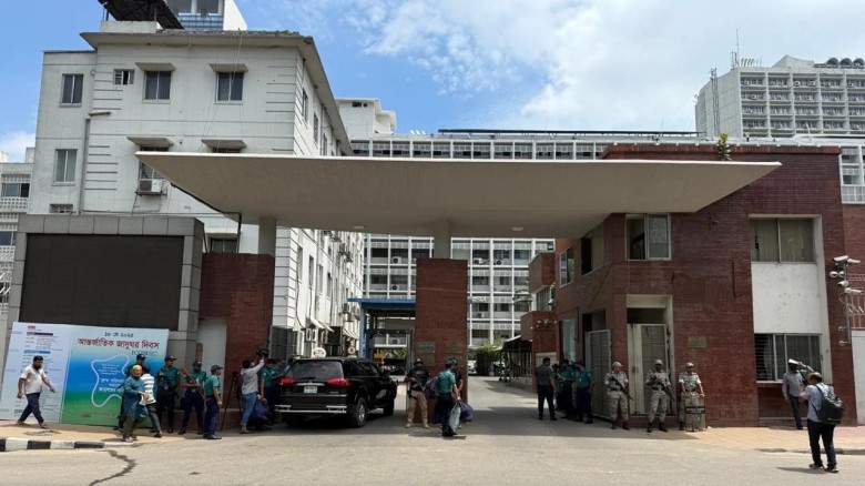 নিরাপত্তার বিশেষ চাদরে সচিবালয় এলাকা...