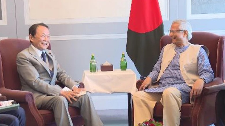 প্রধান উপদেষ্টার সঙ্গে জাপানের সাবেক প্রধানমন্ত্রী...