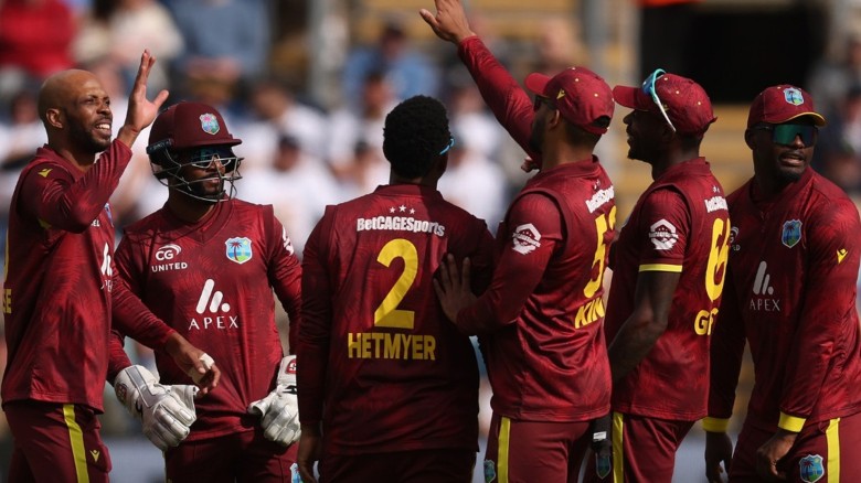 সাইকেলে চেপে স্টেডিয়ামে ইংলিশরা