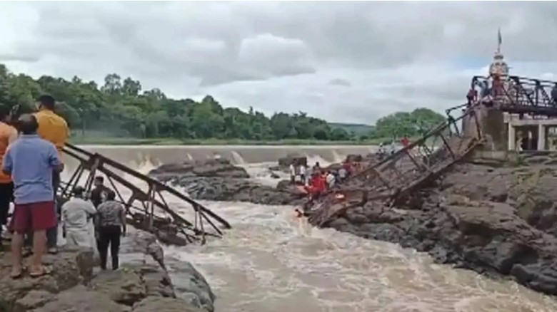 ভারতে সেতু ভেঙে ভেসে গেছে বহু মানুষ, ২ মরদেহ উদ্ধা...