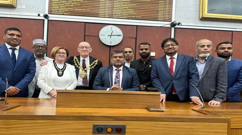 আইনজীবী শিশির মনিরকে যুক্তরাজ্যের ওল্ডহাম কাউন্সিলের সংবর্ধনা