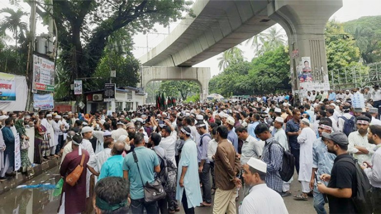 রাজধানীতে সড়ক অবরোধ করে শিক্ষকদের বিক্ষোভ...