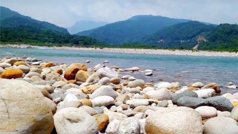 কোম্পানীগঞ্জের পর এবার জাফলংয়ে পাথর লুটের অভিযোগ...