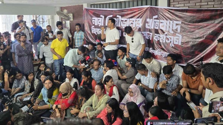 নারী শিক্ষার্থীকে ধর্ষণের হুমকির প্রতিবাদে ঢাবি ছাত্রদলের বিক্ষোভ