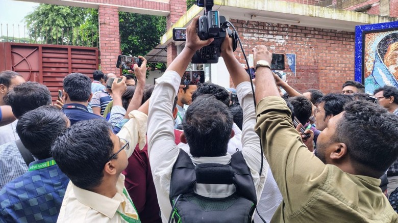 ছাত্রী কেন্দ্রে ঢুকে ছাত্রদলের ভিপি প্রার্থীর বিশৃঙ্খলা, সাংবাদিককে গলাধাক্কা
