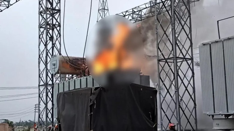 পাওয়ার গ্রিডে ভয়াবহ আগুন, বিদ্যুৎবিচ্ছিন্ন সাতক্ষীরা