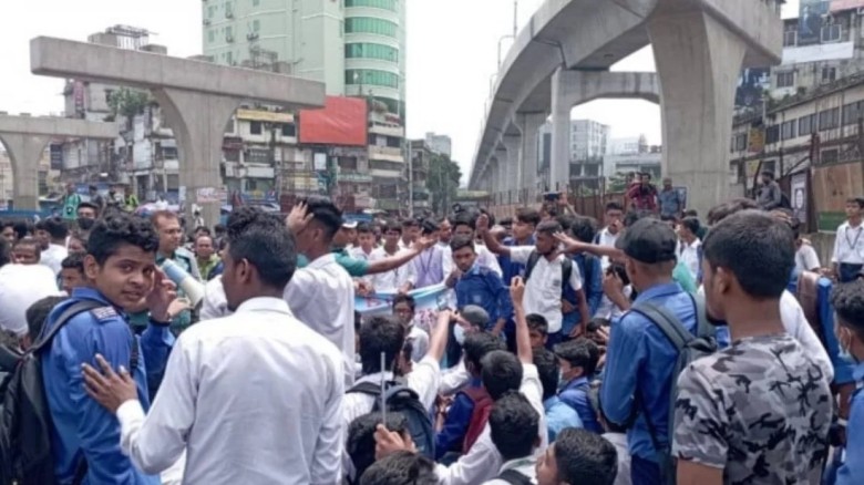 শিক্ষার্থী নিহতের ঘটনায় ফার্মগেটে সড়ক অব শিক্ষার্থী নিহতের ঘটনায় ফার্মগেটে সড়ক অব