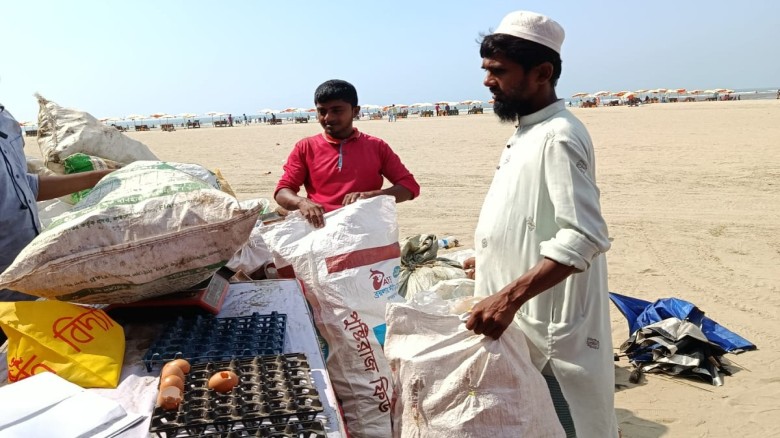 কক্সবাজার সৈকতে বিদ্যানন্দের দিনব্যাপী প কক্সবাজার সৈকতে বিদ্যানন্দের দিনব্যাপী প