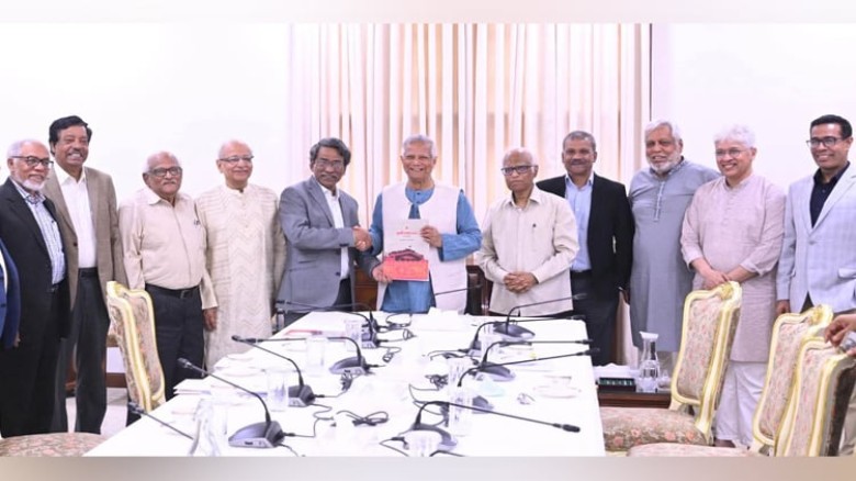 জুলাই সনদ বাস্তবায়নের সুপারিশ প্রধান উপদেষ্টার কাছে হস্তান্তর