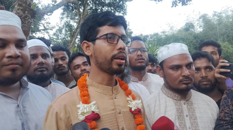 নারী শিক্ষার্থীদের কটাক্ষ করে দেশে কোনো রাজনীতি চলবে না : রাকসু ভিপি