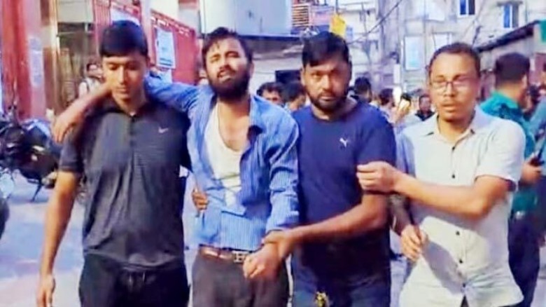 ছাত্রলীগ নেতাকে পিটিয়ে পুলিশে দিলো ছাত্র-জনতা