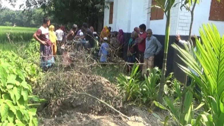 চা না খাওয়ায় ৫ শতাধিক মানুষের চলাচলের রাস্তা বন্ধ করে দিলেন দোকানদার