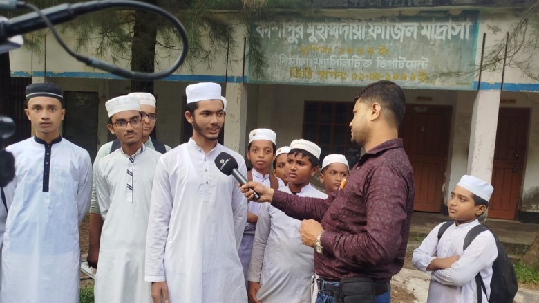 পাঁচ বছর ধরে তুলছেন বেতন, কেউ দেখেনি ক্লাস নিতে পাঁচ বছর ধরে তুলছেন বেতন, কেউ দেখেনি ক্লাস নিতে