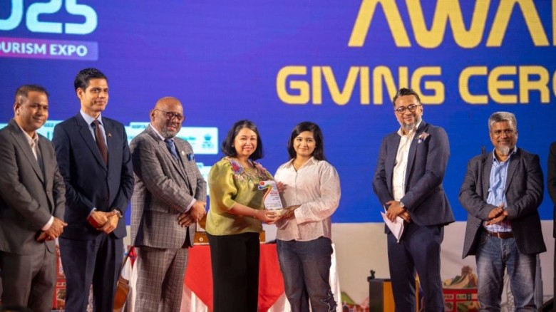 পর্যটন খাতে পুরস্কার পেলেন তিন সাংবাদিকসহ ১৩ জন