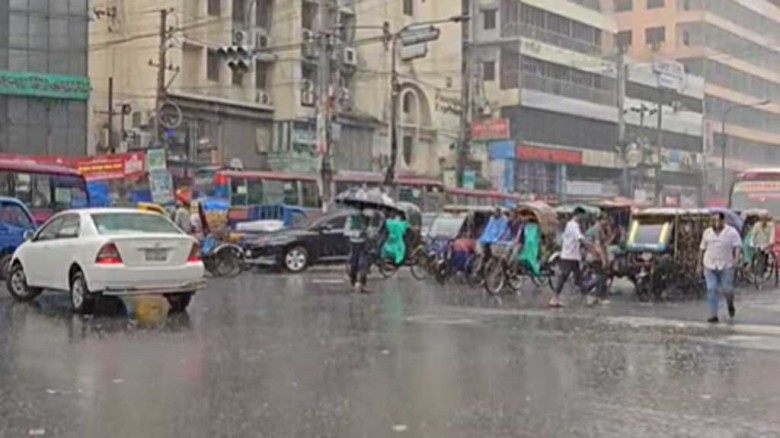 ঢাকায় ৬ ঘণ্টায় ৩২ মিলিমিটার বৃষ্টি, রাতে কমতে পারে তাপমাত্রা