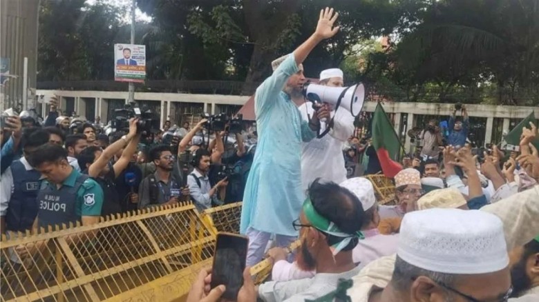 পুলিশি বাধার মুখে যমুনা অভিমুখী ইবতেদায়ি শিক্ষকদের লংমার্চ