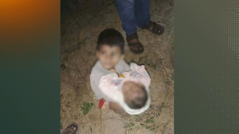 কনকনে শীতের রাতে ২ শিশুকে রাস্তায় ফেলে গেল বাবা-মা!