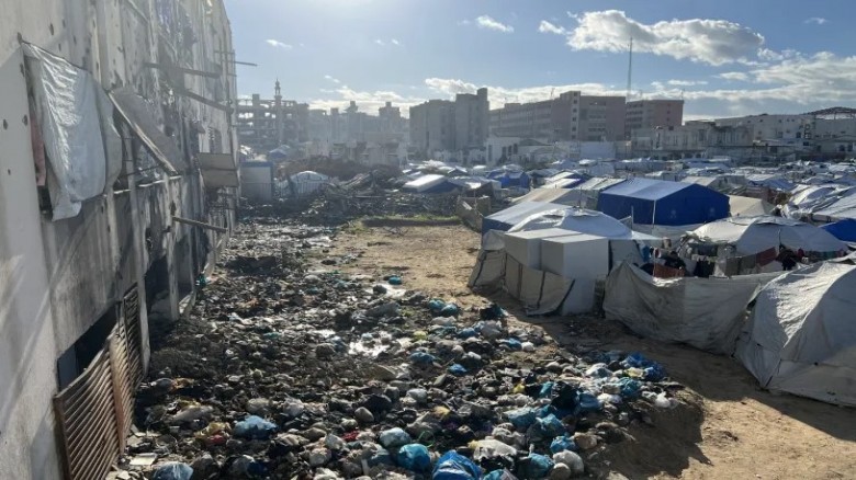 বর্জ্যস্তূপে অস্থায়ী আশ্রয়ে গাজার পরিবার: দৈনন্দিন জীবন এক দুঃস্বপ্ন