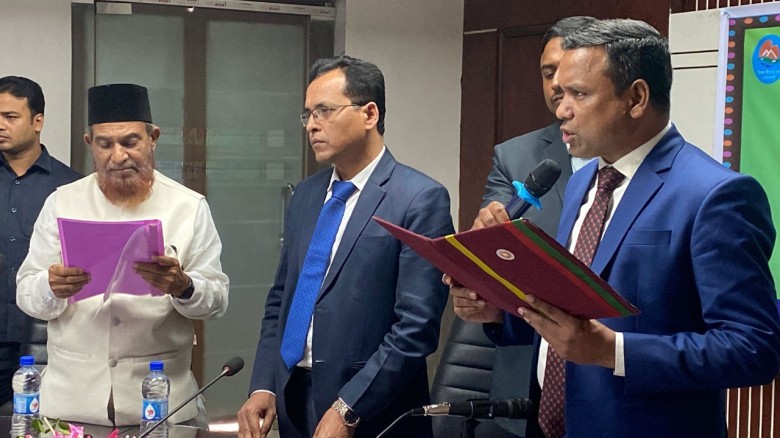 আদালতের রায়ে ৪ বছর পর চেয়ারম্যানের শপথ নিলেন জামায়াত নেতা