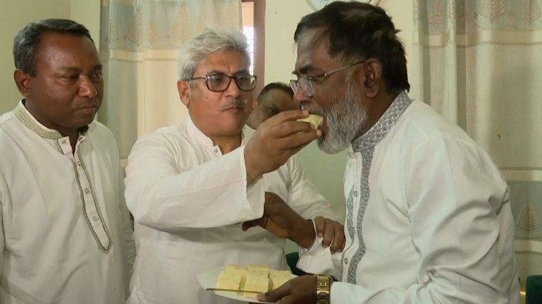 বিএনপির বিজয়ী প্রার্থী ফুল-মিষ্টি  নিয়ে জামায়াত প্রার্থীর বাড়িতে