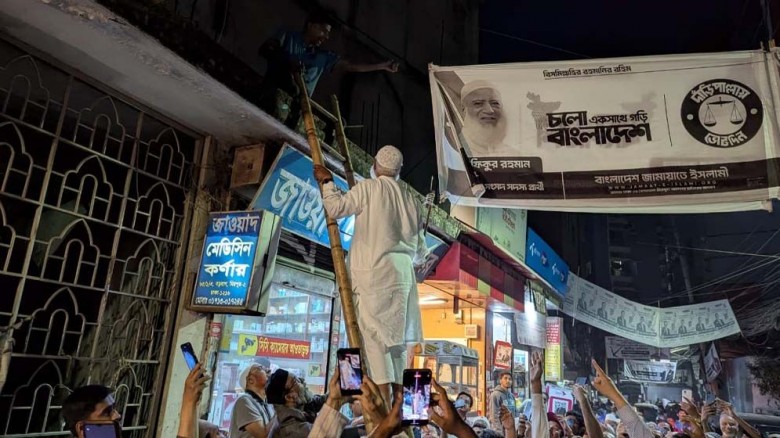 নিজ হাতে নির্বাচনি ব্যানার–ফেস্টুন সরালে