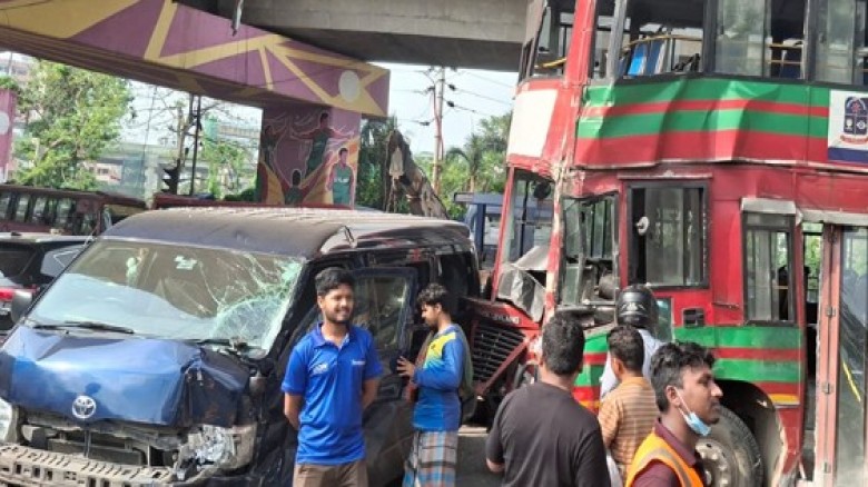 নিয়ন্ত্রণ হারিয়ে মগবাজারে বিআরটিসি বাসের ধাক্কায় ক্ষতিগ্রস্ত একাধিক গাড়ি