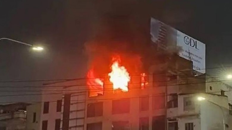 বনানীতে ভবনের কাপড়ের  গোডাউনে আগুন