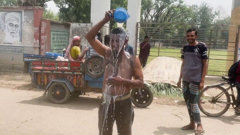 সর্বস্ব হারিয়ে দুধ দিয়ে গোসল  পবিত্র হয়ে ছাড়লেন জুয়ার নেশা