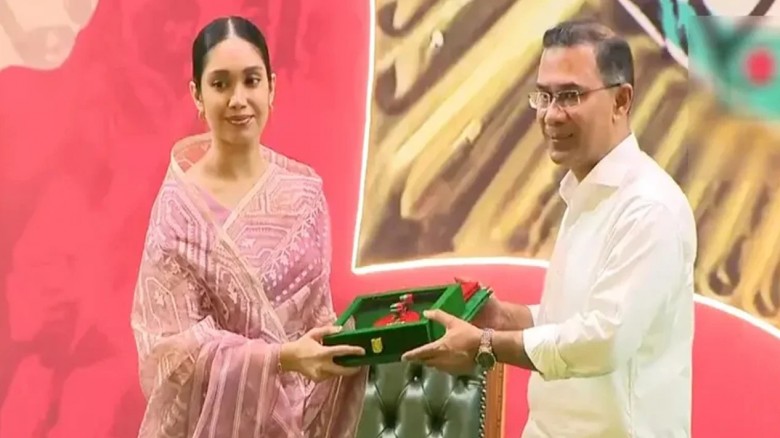 স্বাধীনতা পুরস্কার প্রাপ্তদের হাতে পদক ত