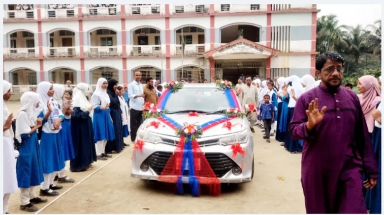 একই প্রতিষ্ঠানে শুরু-শেষ, দুই শিক্ষকের ফুল দিয়ে সজ্জিত গাড়িতে আবেগঘন বিদায়