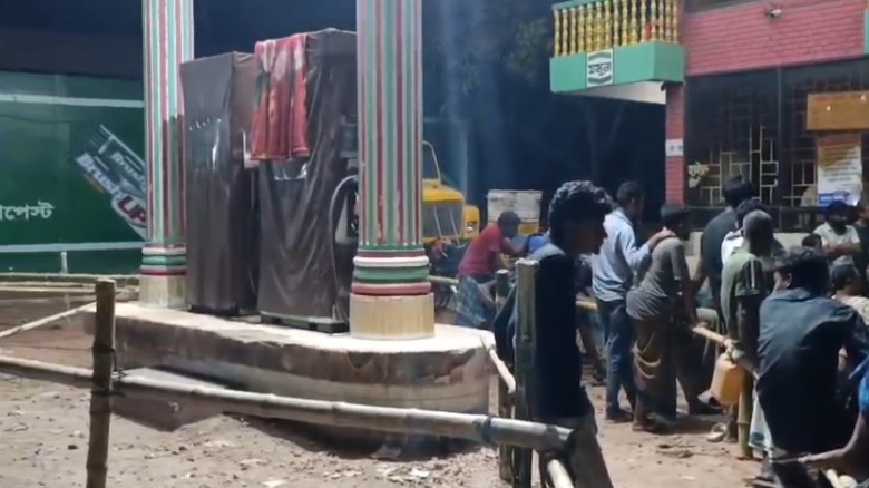 নাটোরে তেল দিতে দেরি হওয়ায় ফিলিং স্টেশনে ভাঙচুর, বিক্রি বন্ধ