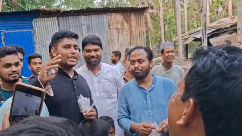 বিদ্যুৎ সংকটের প্রতিবাদে মোমবাতি বিতরণ কর্মসূচি