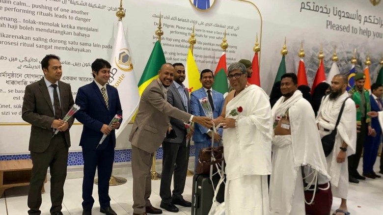 বাংলাদেশের প্রথম হজ ফ্লাইট সৌদি পৌঁছেছে