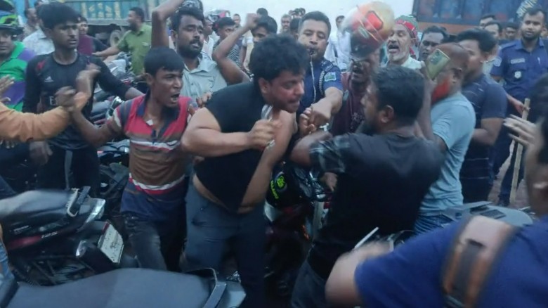 নাটোরে পুলিশের সামনেই পাম্প কর্মীদের মারধরের শিকার গ্রাহকরা