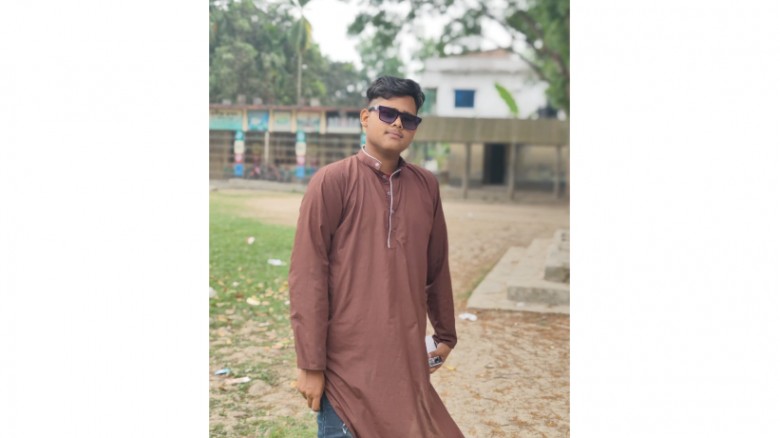 বড়াইগ্রামে শহীদ মিনার ধসে গুরুতর আহত এক ছাত্র