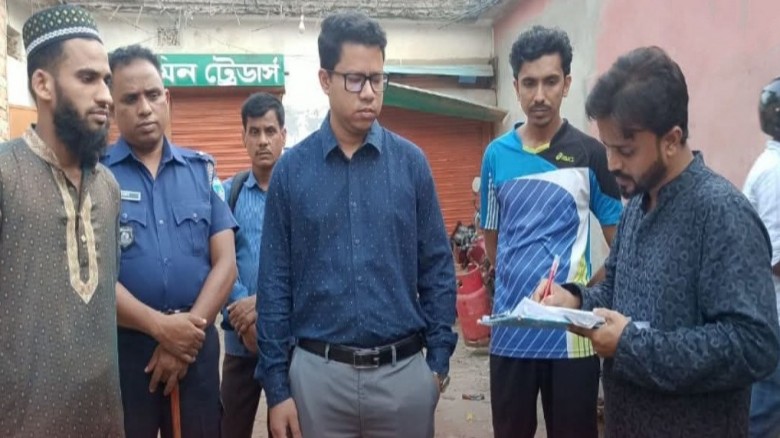 কসবায় অতিরিক্ত মূল্যে গ্যাস সিলিন্ডার বি