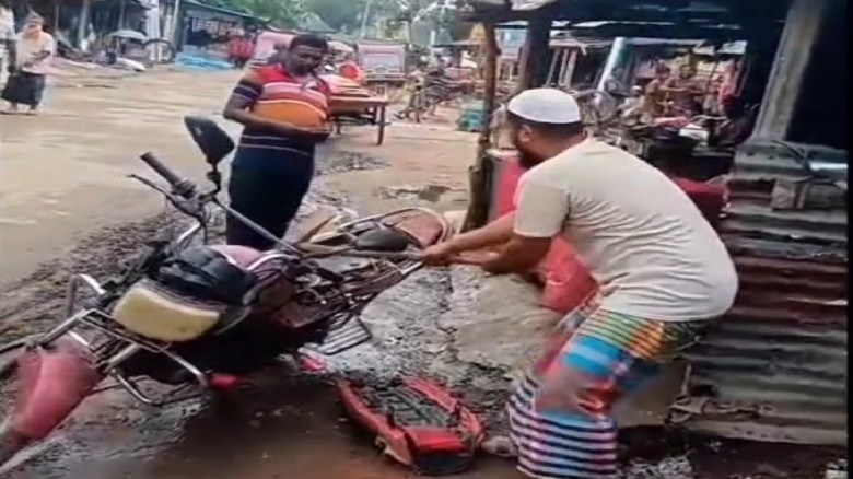 জ্বালানি তেলের জন্য হাহাকার, ক্ষোভে মোটর