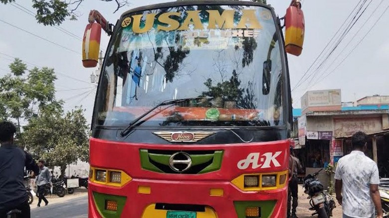 মাগুরায় বাসের ধাক্কায় প্রবাসীর স্ত্রীর করুণ বিদায়