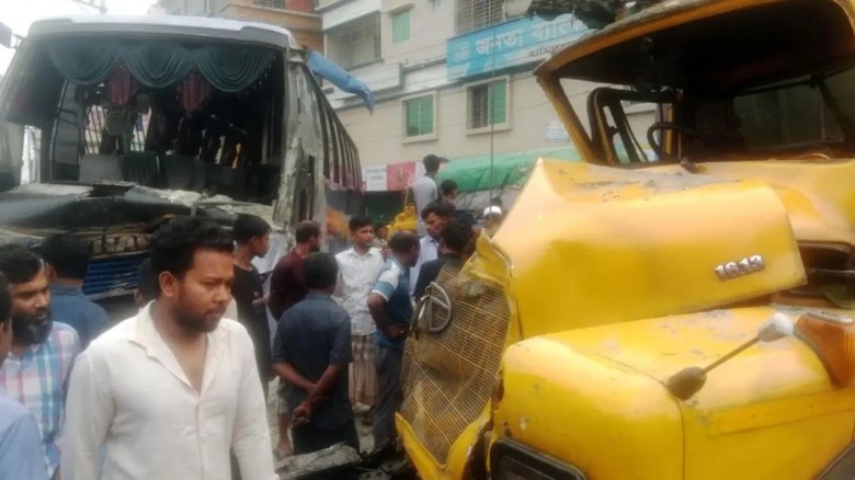 টাঙ্গাইলের ঘাটাইলে বাস-ট্রাক মুখোমুখি সংঘর্ষে নিহত ২