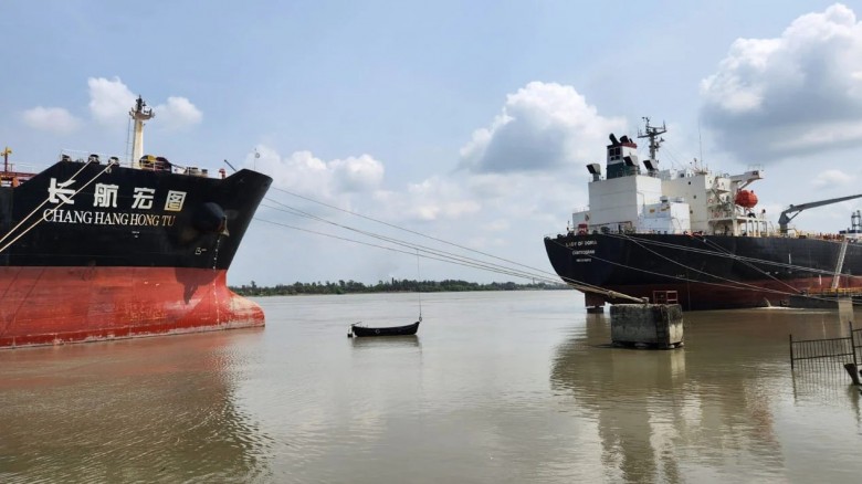চট্টগ্রাম বন্দরে ভিড়ল জ্বালানিবাহী আরও দুই জাহাজ