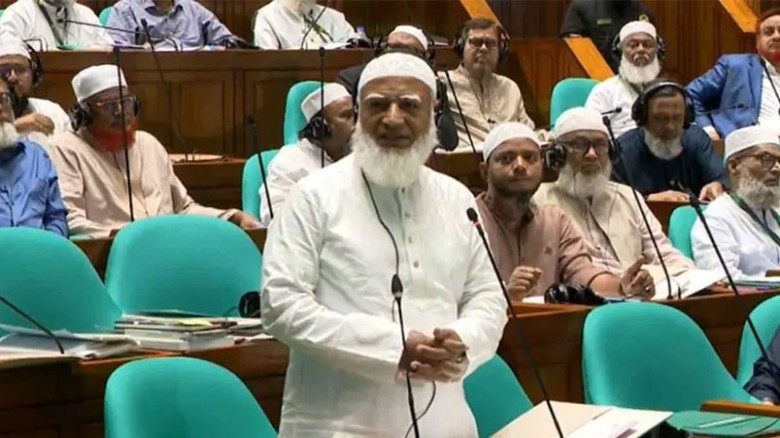 সংসদে বলা হচ্ছে তেলের সংকট নেই অথচ বাইরে মানুষ হাহাকার করছে