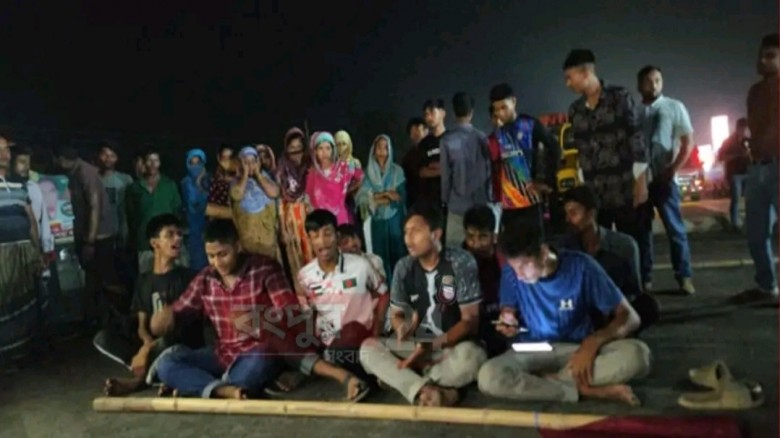 প্রবেশপত্র জটিলতায় গাইবান্ধায় মহাসড়ক অবরোধ, উৎকণ্ঠায় শতাধিক এসএসসি পরীক্ষার্থী-