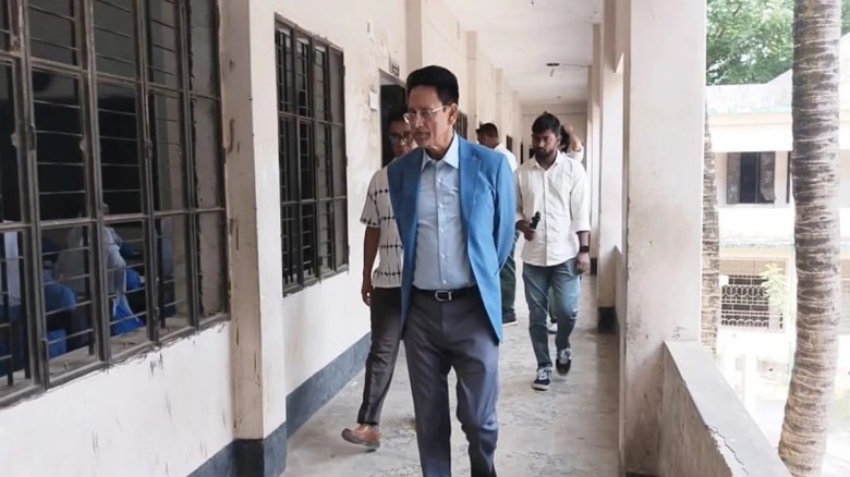 মানিকগঞ্জে এসএসসি পরীক্ষাকেন্দ্রে আকস্মিক পরিদর্শনে শিক্ষামন্ত্রী