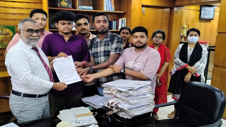 ইবিতে ইসলামিক স্টাডিজ বাধ্যতামূলক করার সিদ্ধান্ত বাতিলের দাবিতে স্মারকলিপি