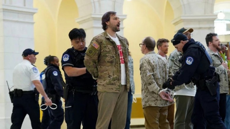 ইরান যুদ্ধের বিরুদ্ধে মার্কিন সেনাদের বিক্ষোভ