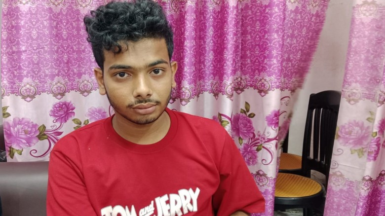 বোরহানউদ্দিনে সততার দৃষ্টান্ত: তিন লাখ টাকা ও গুরুত্বপূর্ণ কাগজপত্র ফিরিয়ে দিল অটোচালক কিশোর