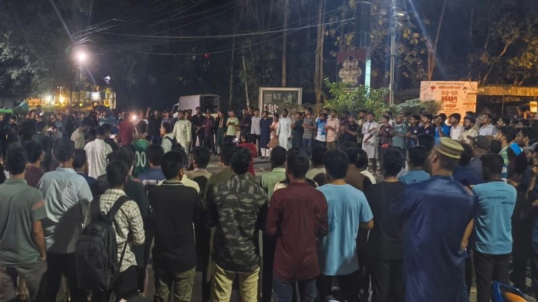 চবিতে ছাত্রদল-শিবিরের পাল্টাপাল্টি বিক্ষোভ