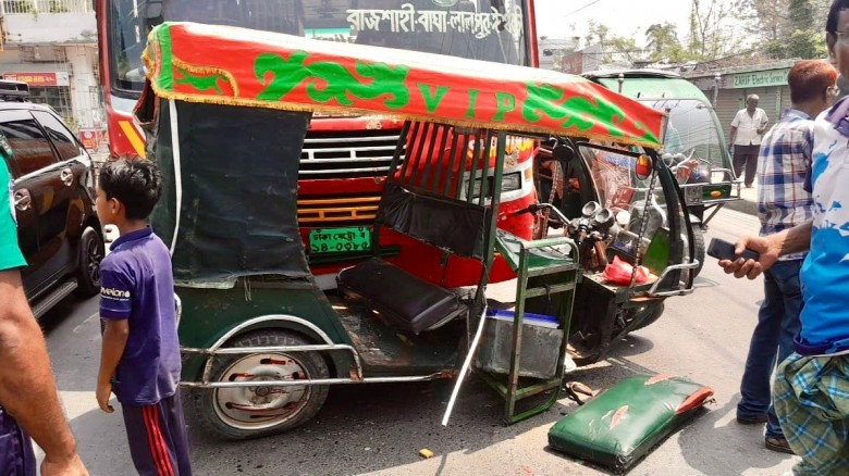 রাজশাহীতে বাস ও অটোরিকশার মুখোমুখি সংঘর্ষে গৃহবধূ নিহত, আহত ২